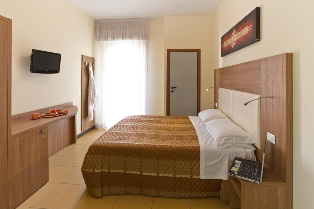 Hotel City Римини Екстериор снимка